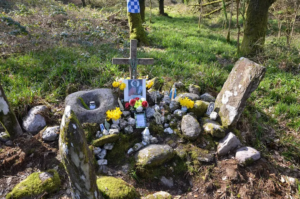2026 03 21 St Aban's grave from east