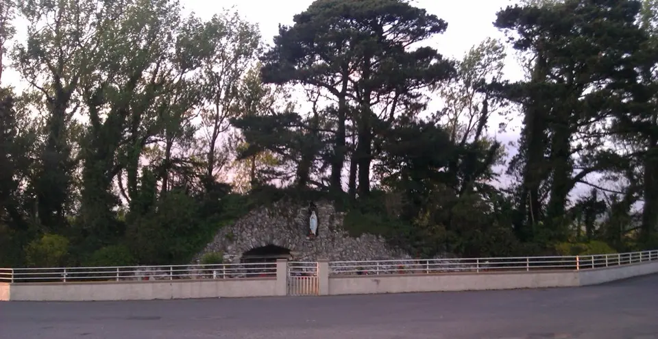 A grotto, near Bolyvague