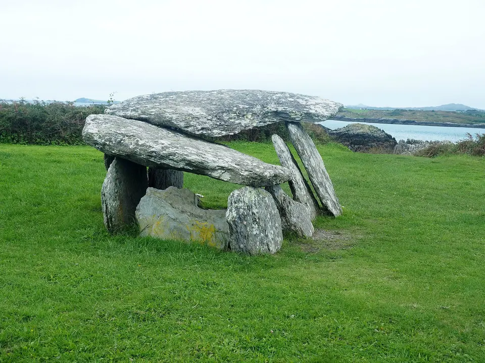 Altar wedge tomb