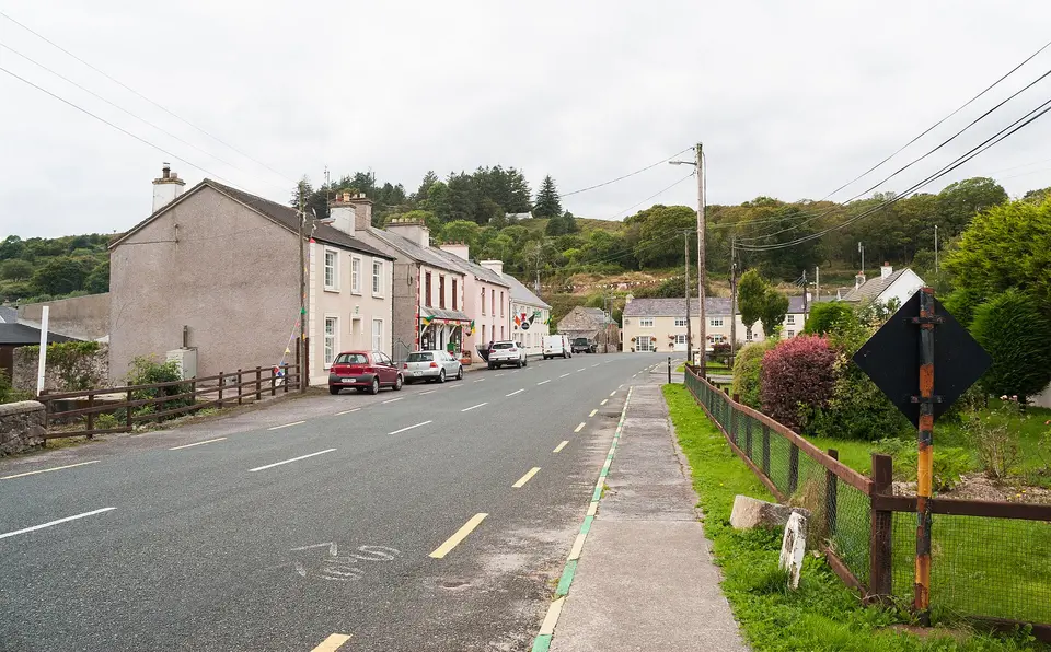 R252 as it passes through the centre of An Dúchoraidh, looking west.