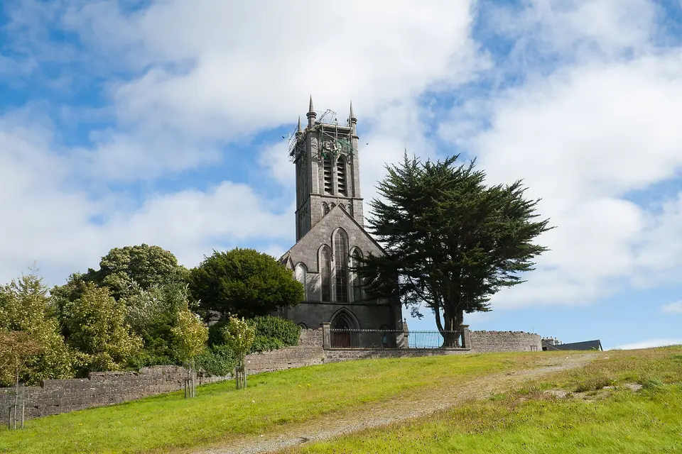 St. John the Evangelist Church, erected in 1840 on top of a Norman motte. Designed by the architect Joseph Welland (1798–1860).