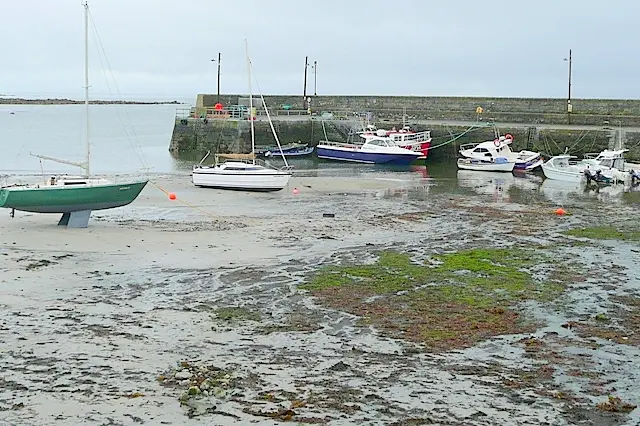 Bearna (Barna) The quay in the old part of the town. This quay offers shelter from the south-west winds blowing straight up Galway Bay.