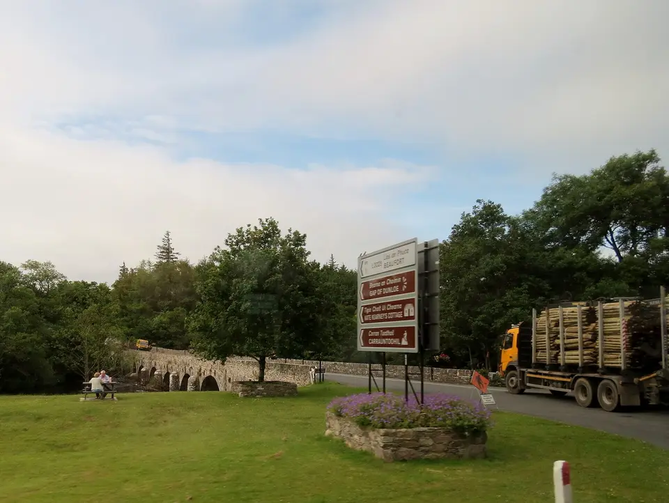Beaufort Bridge over River Laune and picnic area