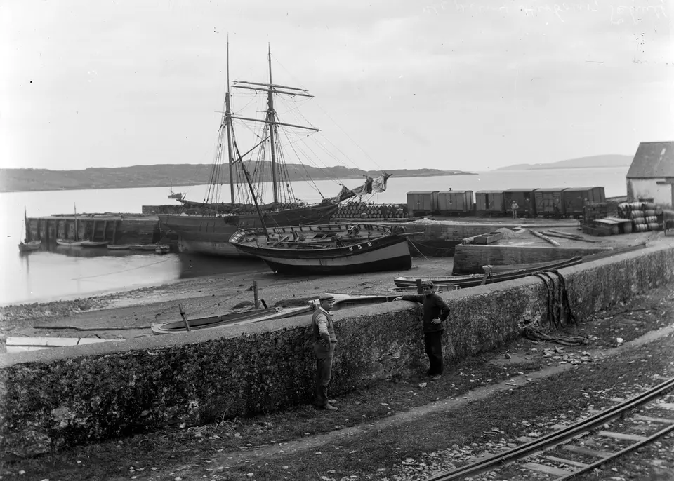 Boats moored by a harbour, in an unknown location (probably Schull, Co Cork) (21369499706)