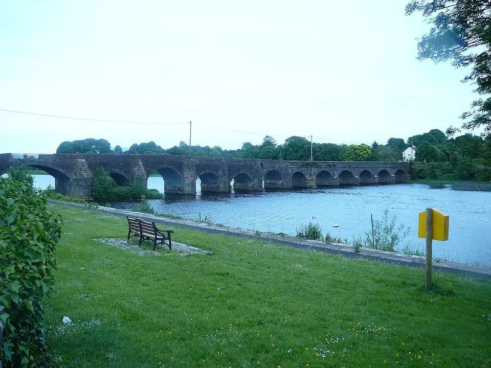 Bridge above the Shannon River, Bonner's Pub O'briensbridge