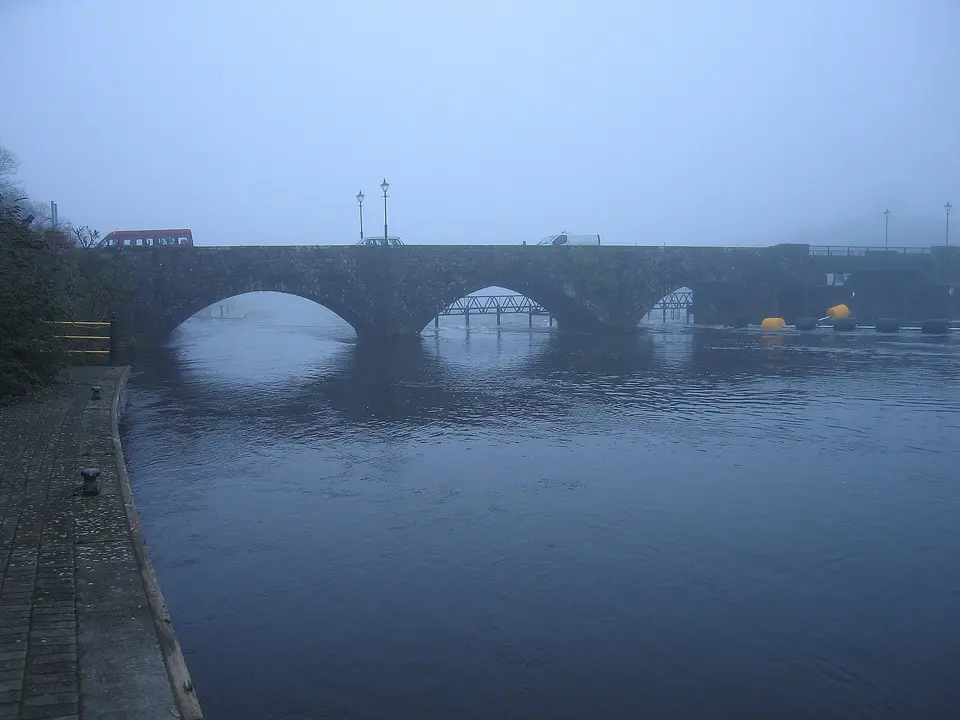 Bridge between Ballina and Killaloe This bridge crosses the River Shannon and joins the towns of Ballina, County Tipperary and Killaloe, County Clare.