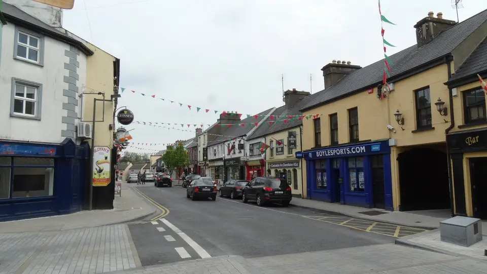 Castlebar - View E along Linenhall St