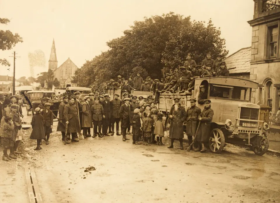 Children chatting to troops passing through to an attack on Irregulars Stronghold (23910879970)