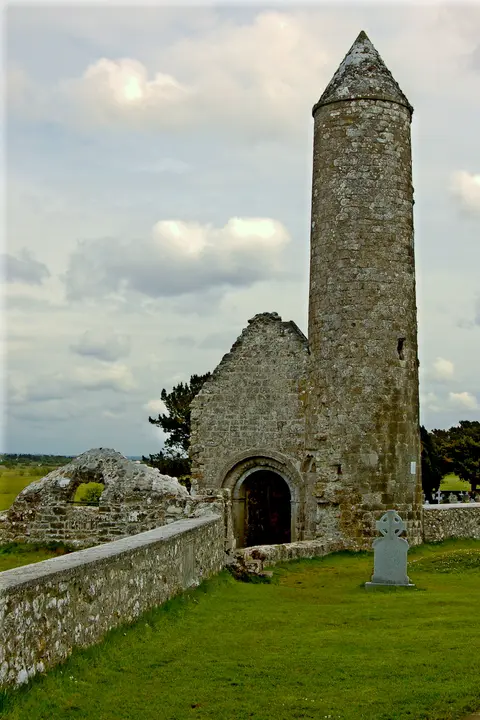 Clonmacnoise - Temple finian & MacCarthy's Tower