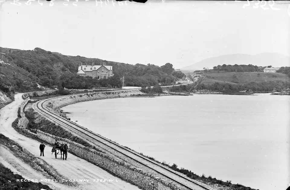 Coastline, Railway line and curved lines in Recess
