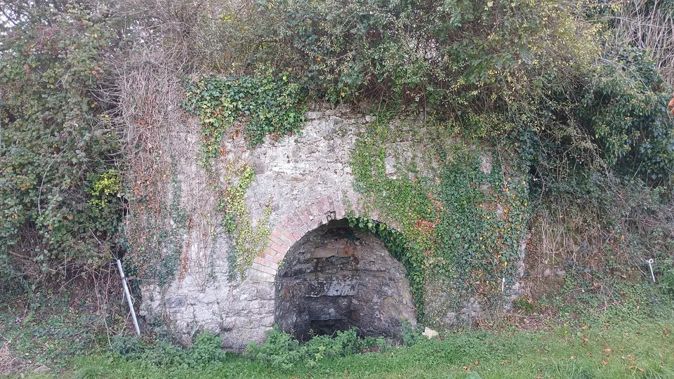 Disused lime kiln in Crosspatrick townland