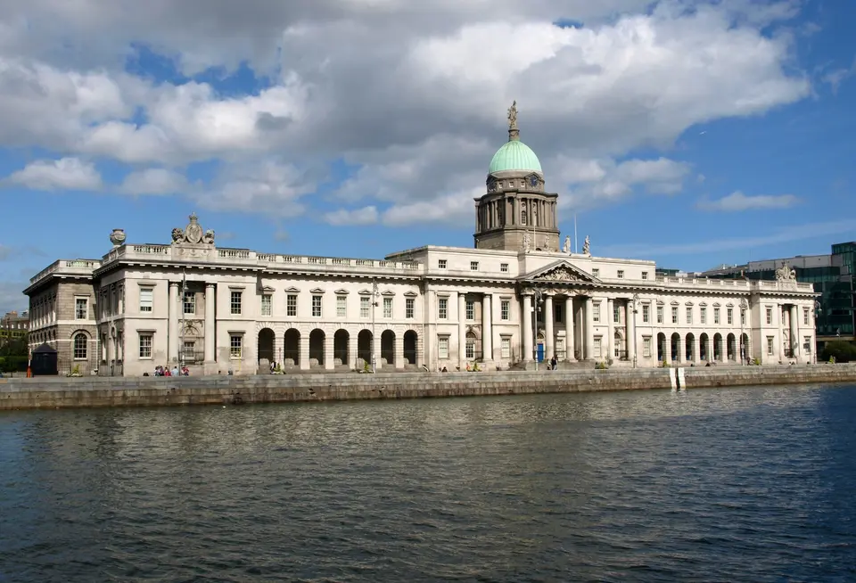 Fachada sur de la Custom House de Dublín a uno de los lados del rio Liffey.