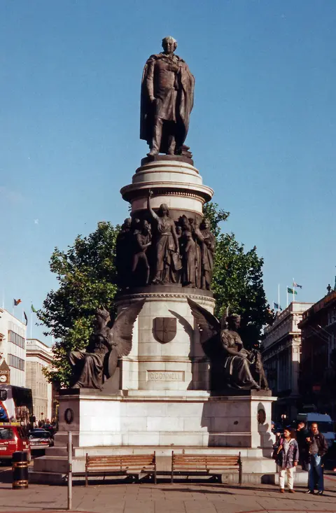 Front view from Eden Quay. Taken Sept 1998, scanned at 600 dpi Jan 2019
