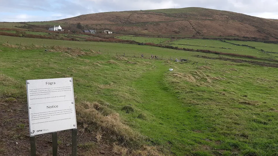 Maumanorig is a circular enclosure within which are a church site, two hut-sites and several gravemarkers.