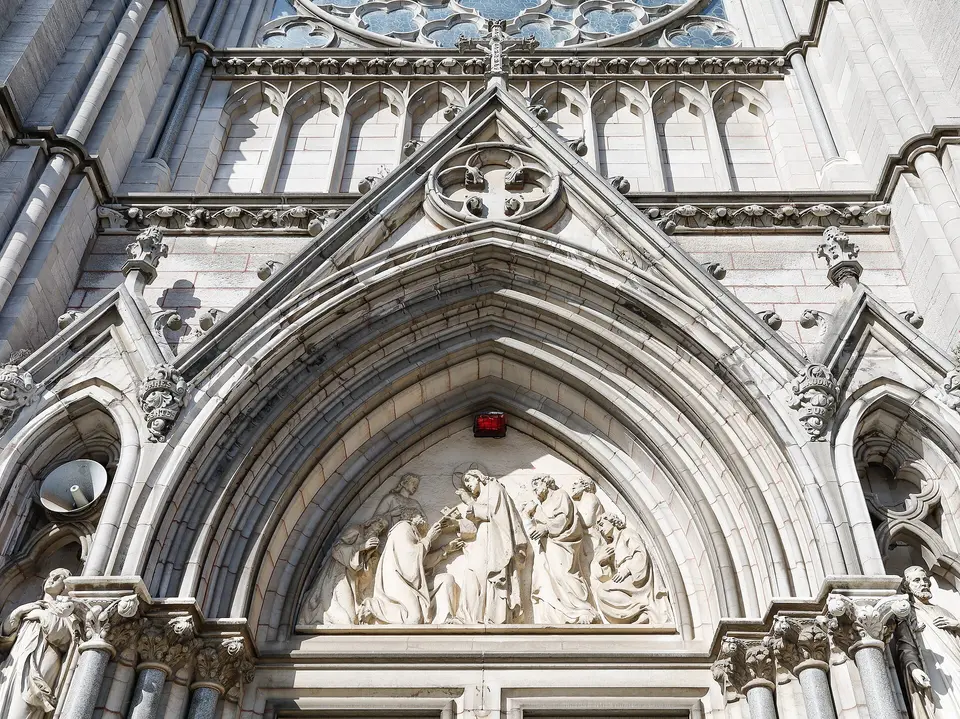 Tympanum of the main portal with a relief showing Jesus giving the keys of the kingdom to Saint Peter (Matthew 16:19).