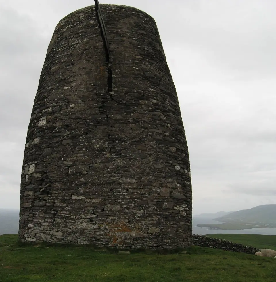 Eask Tower is on the east tip of Ballyameenboght, just south of Dingle Bay.