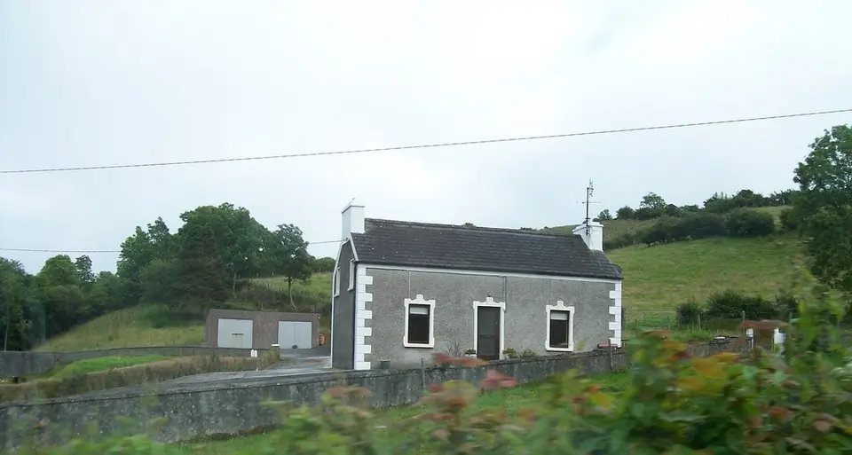 Farmhouse on the L2195 at Laghy