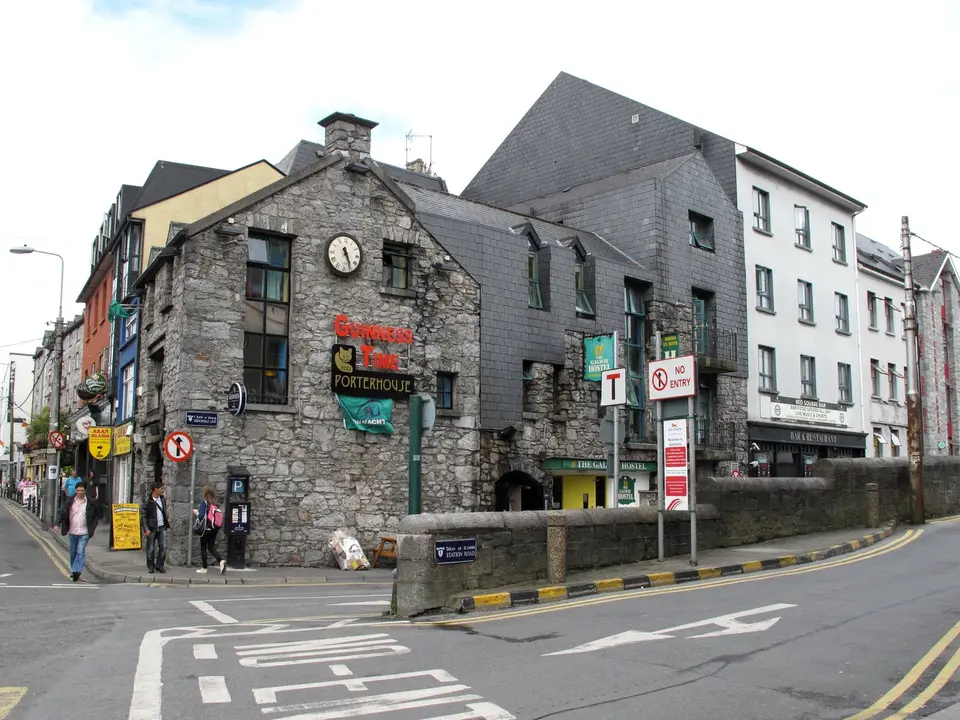 Galway - Eyre Square - The Galway Hostel