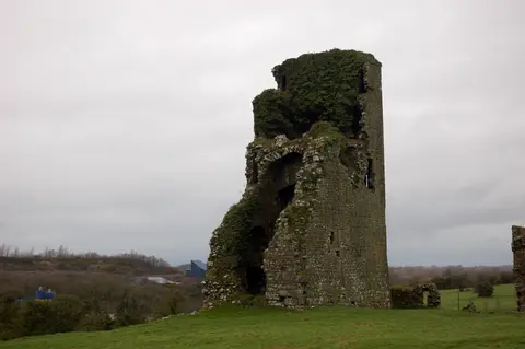 This five-storey ruin of a tower house is part of the Graystown Castle complex. It is on private land, please do not enter the field.