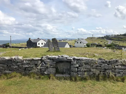Cnoc Raithní is a Bronze Age burial mound dating from 1500BC, making it the earliest evidence of civilization on Inisheer.