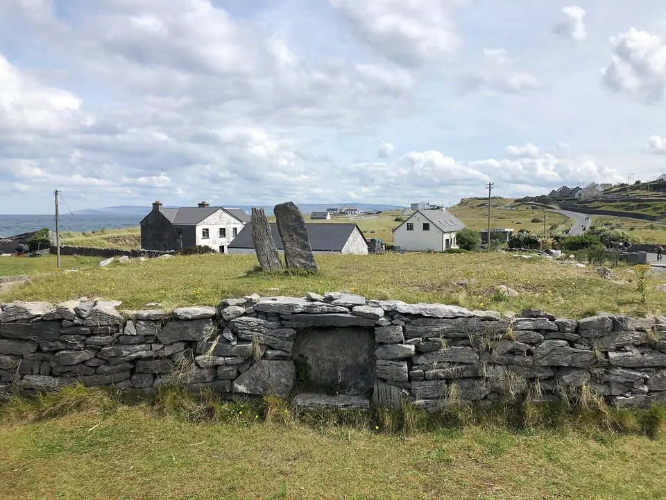 Cnoc Raithní is a Bronze Age burial mound dating from 1500BC, making it the earliest evidence of civilization on Inisheer.
