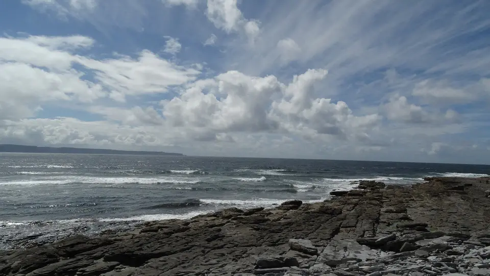Inisheer - Rocky shore at Trawkeera