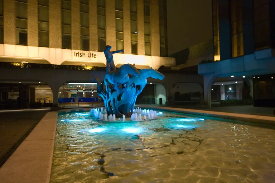 A view of the fountain out the front of the Irish Life Mall at night, 2007