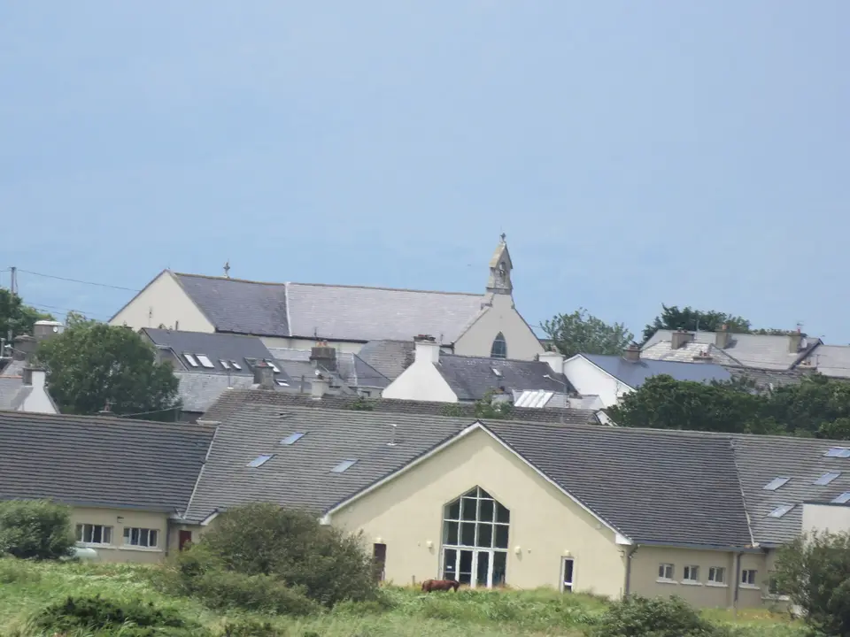 Vue de l'école secondaire, Meán Scoil Nua an Leith-Triúigh, prononcé [mʲɑ:nˠ sˠkɛlʲ nuə ənʲ lʲɛ tʲrʲu:j], en irlandais. La photo était prise près de la plage.
