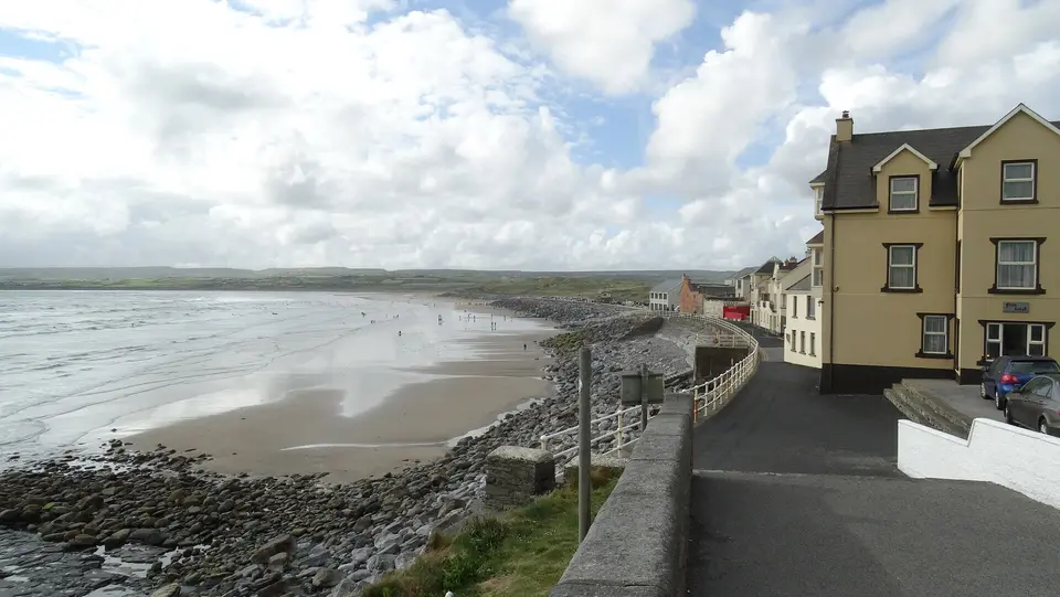 Lehinch - Sea front view N