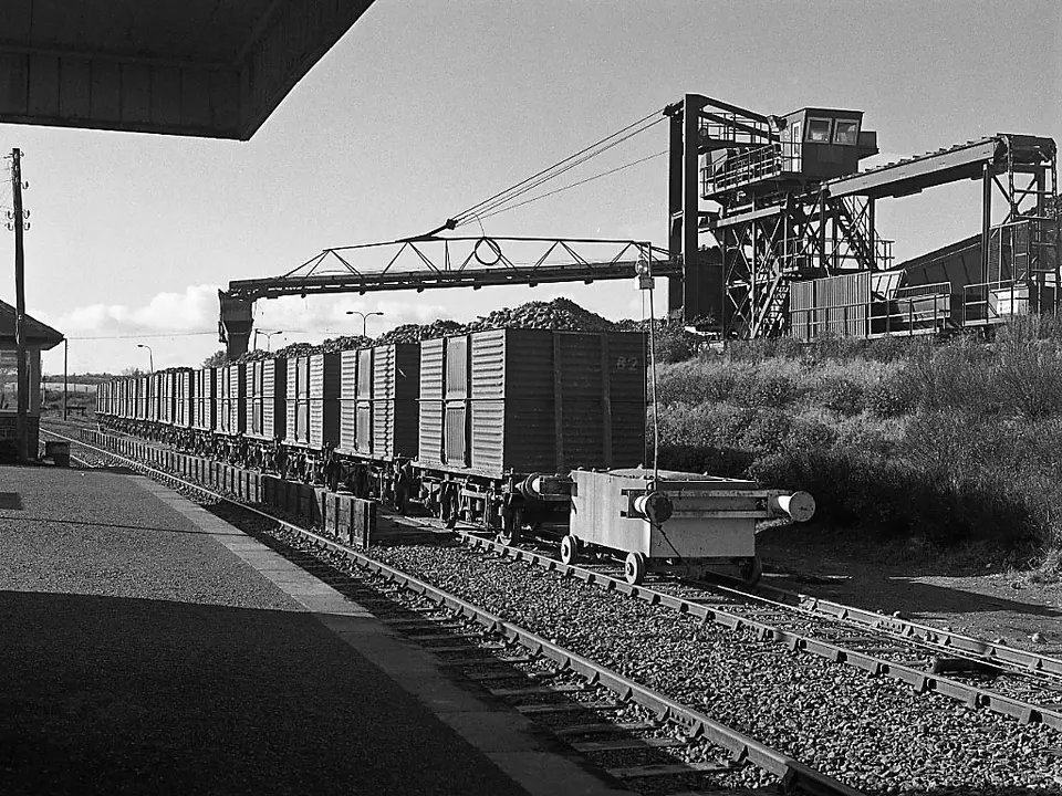 Loading beet at Wellington Bridge (geograph 3747246)