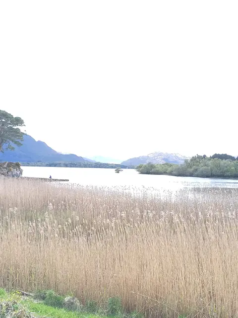 radharc ar an loch ó Chill Airne.