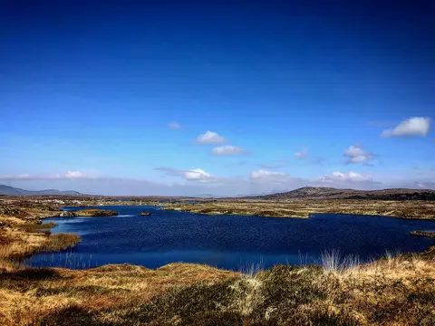 Loch na Tulaí Buí, i mbaile fearainn an Choillín, Iorras Aithneach