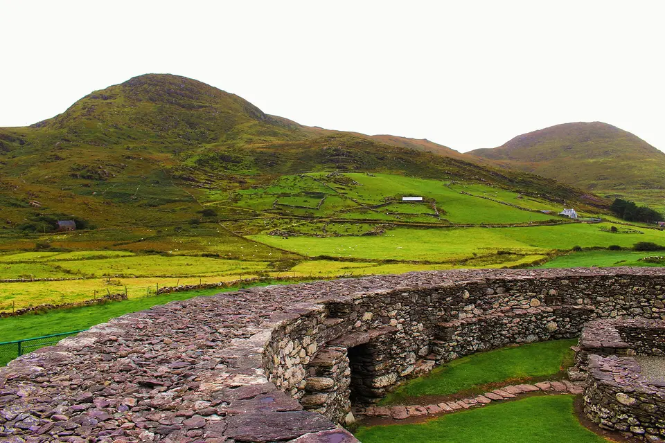 Loher Cashel with mountain view.