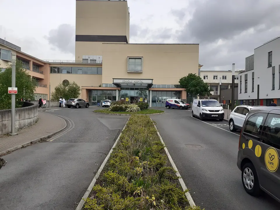 Príomhbhealach isteach go dtí Ospidéal Uí Chonghaile, Baile Bhlainséir.