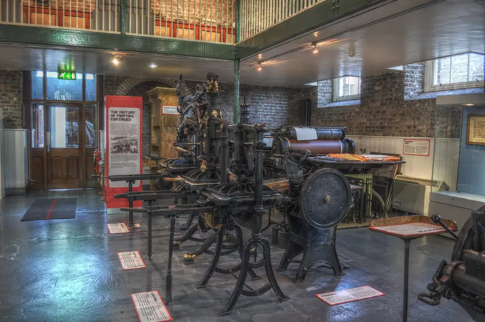 Camera: Nikon D5000 Lens: 18-55mm Software: LuminanceHDR (Mantiuk'06)