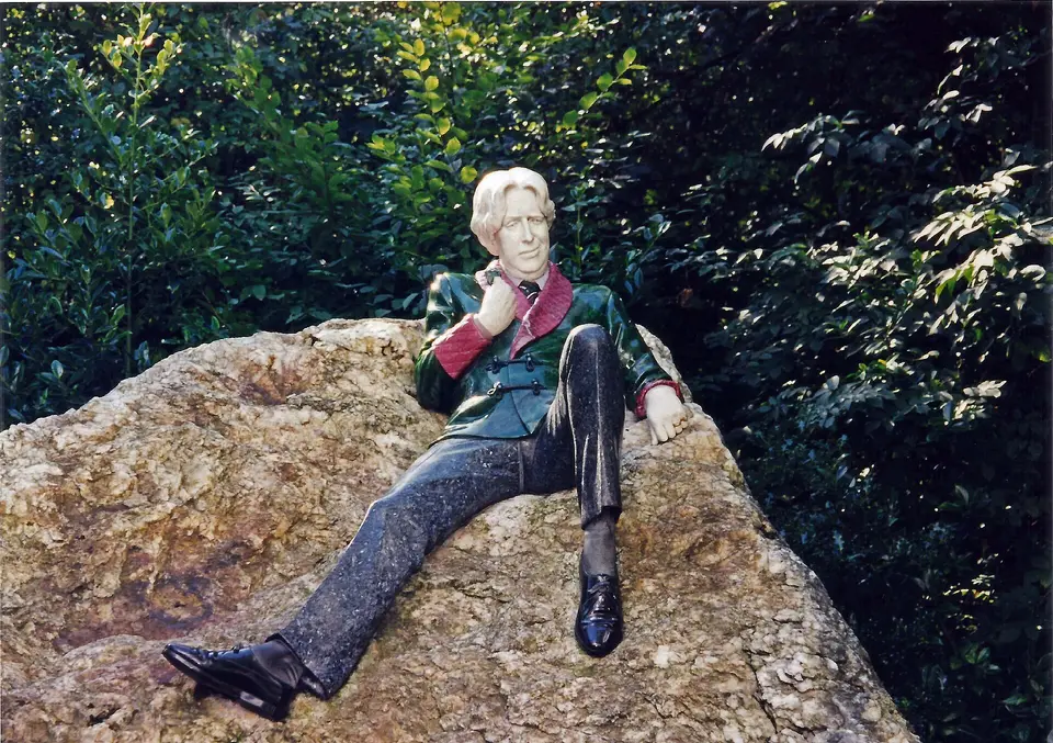Front view, medioum close, of the statue of Oscar Wilde in Merrion Square, Dublin. Taken Sept 1998, scanned at 600 dpi Jan 2019.