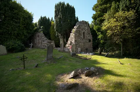 The remaining building fragments date from the thirteenth and twelfth centuries. It's lain in ruins for the last 400 years, though still seems to be used as a graveyard.
