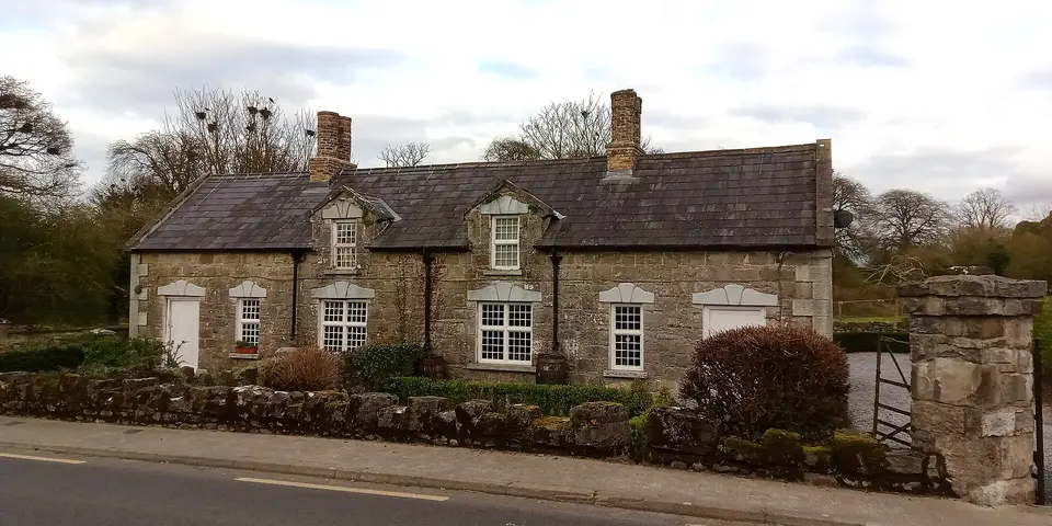 Geashill was a planned town, and the architecture of this cottage, especially the decoration above the windows is recurring.