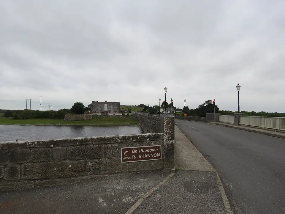 Shannon Bridge over River Shannon at Shannonbridge