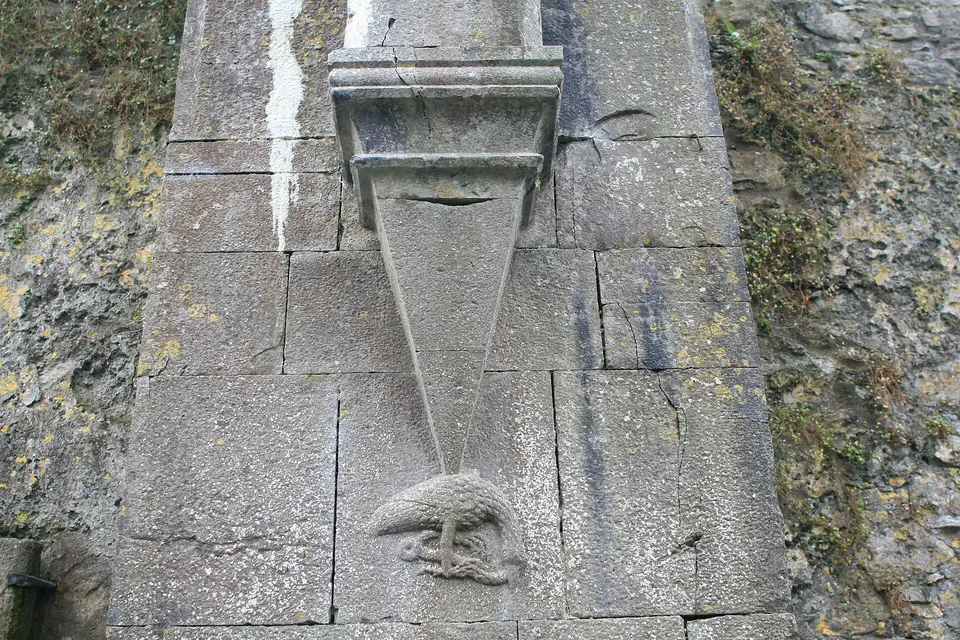 Strade Friary Eagle and Snake 2007 08 14