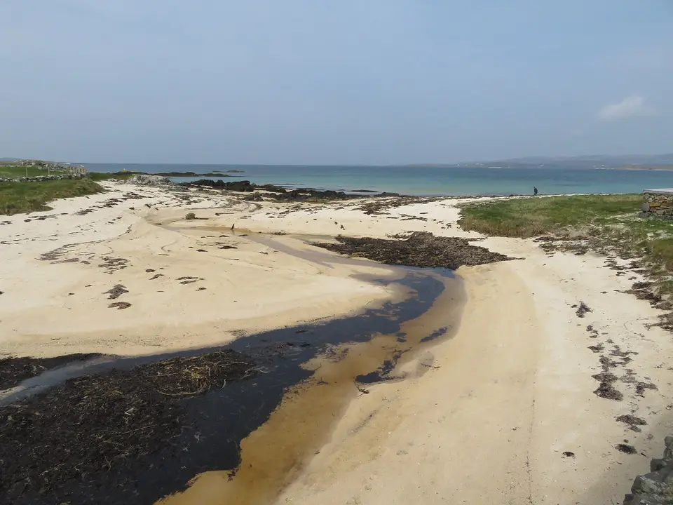 Stream flowing into Mannin Bay