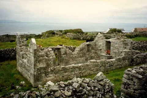 Teampall an Cheathrair Álainn geograph.org.uk 944622