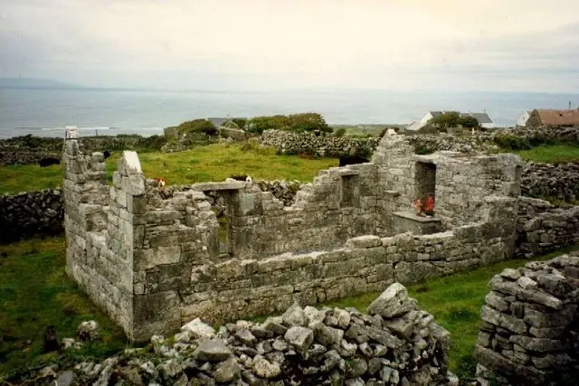 Teampall an Cheathrair Álainn geograph.org.uk 944622
