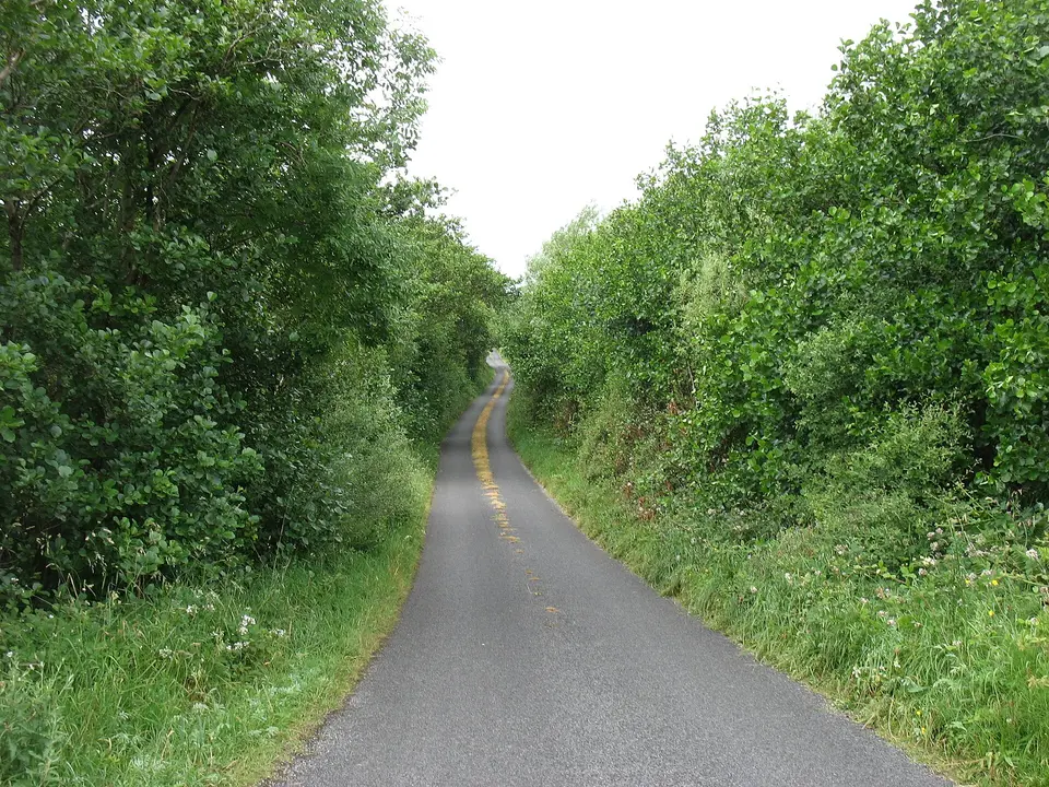 The L5947 east of Knock