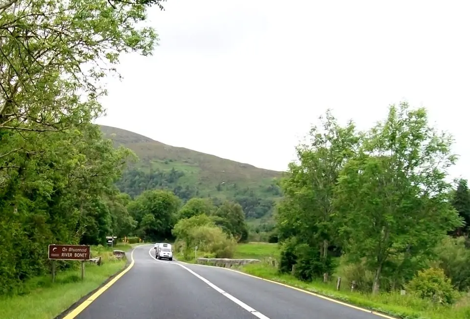 The N16 approaching the bridge over the River Bonnet