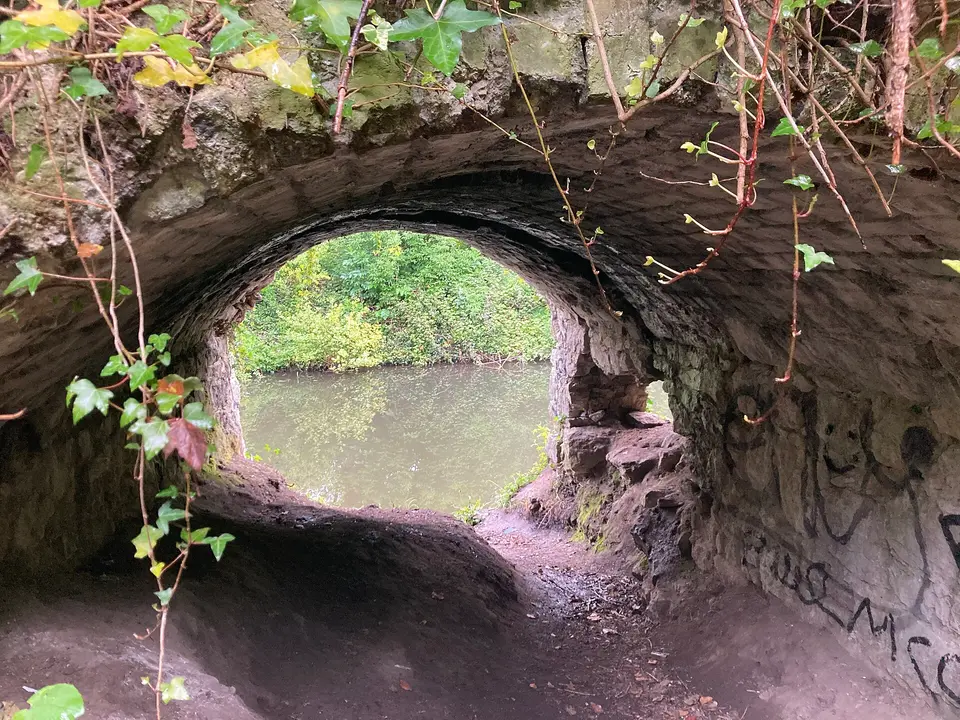 Deep Sinking Arches carrying Towpath East of Dr. Troy Bridge