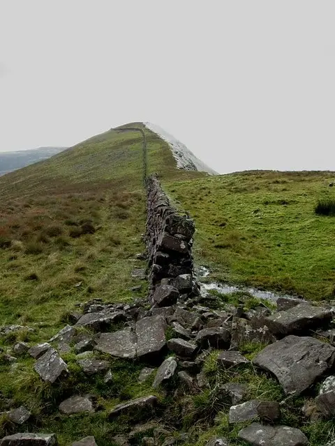 Wall and Summit Stone wall and summit of Lyracappul.