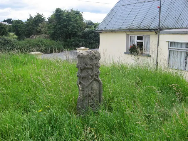 Wayside cross at Sarsfieldstown, Co. Meath geograph.org.uk 546968