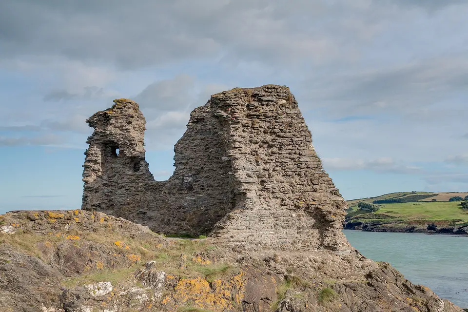 Close view of the remainings of the south tower of Black Castle, looking south-east.
